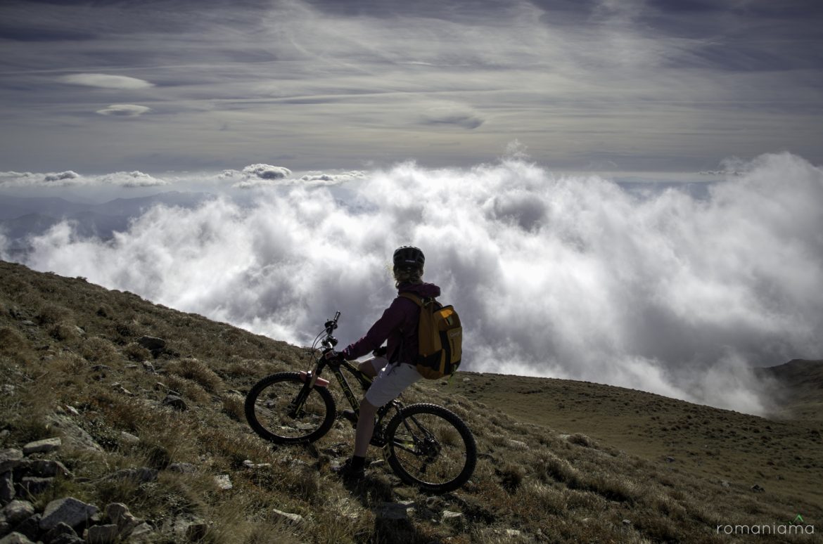 Cu bicicleta deasupra norilor prin Munţii Ţarcu